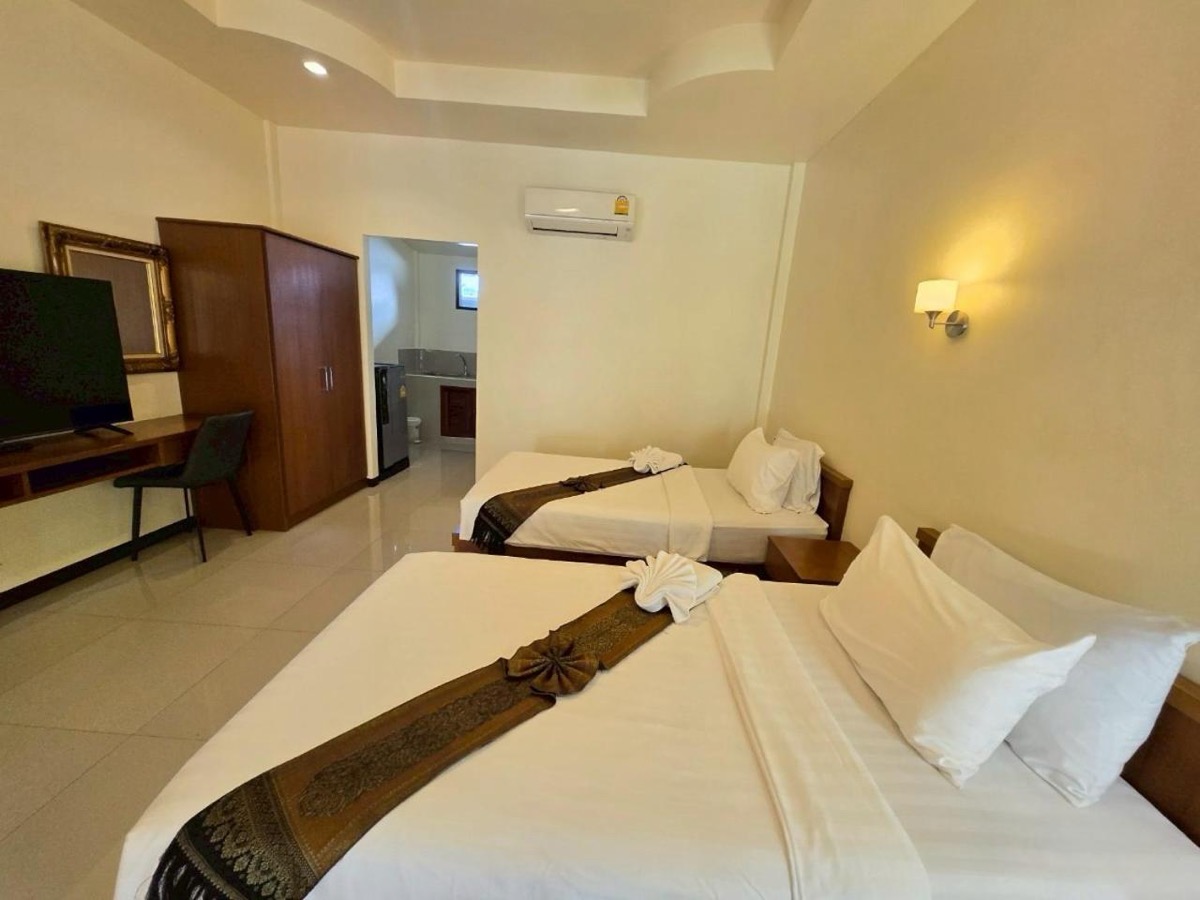 Inside the 50 m² room: two beds, a desk and a wardrobe