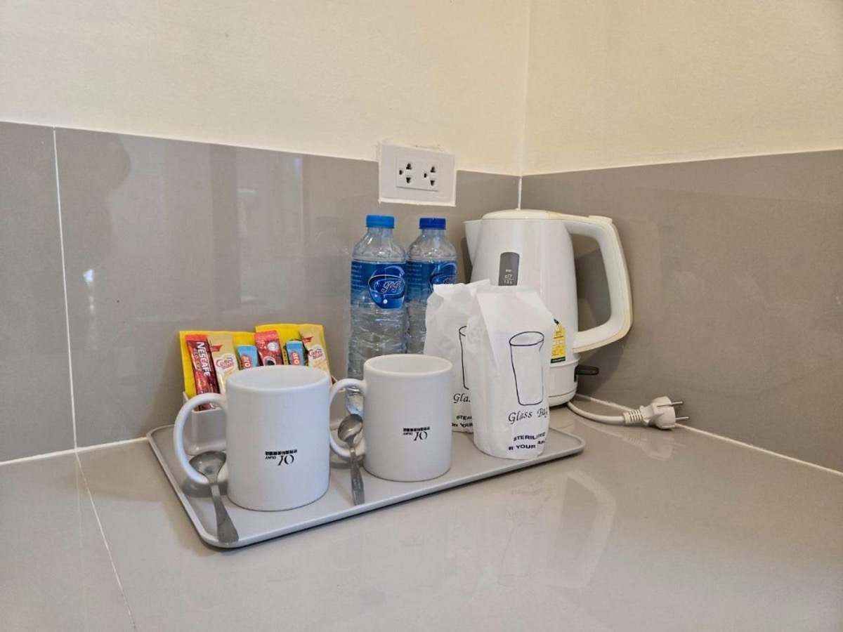 Kettle, mugs and drinking water in the room